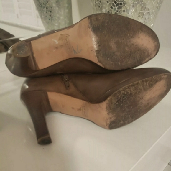 🌟 Mid Calf Brown Genuine Leather Coach Boots With Gold Accents Size 9 🌟 - Picture 5 of 9